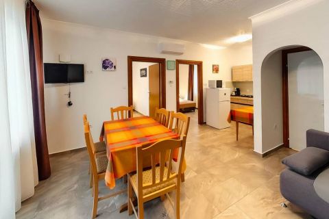 Eladó Üzlethelyiség 8624 Balatonszárszó BEFEKTETŐK FIGYELEM!ÜZEMELTETÉS MEGOLDOTT!Garantáltan jól jövedelmező Apartmanház Balatonszárszó központjában,a Balaton parttól 800 méterre!
