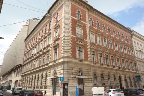 Eladó Lakás 1067 Budapest 6. kerület , Lift nélküli ház III. emeletéről, utcai nézetű saroklakás közvetlen lépcsőházi bejárattal