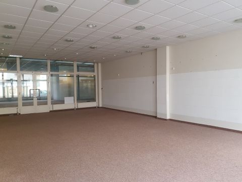 Kiadó Üzlethelyiség 6000 Kecskemét , Belvárosban 123nm üzlet / iroda, ami bővíthető további 107nm-rel