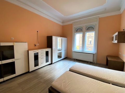 Eladó Lakás 1081 Budapest 8. kerület , Frissen, magas minőségben felújítva-1.em-saját 20nm pince-azonnal költözhető!