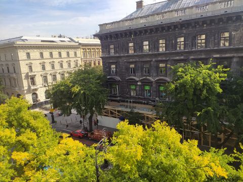 Kiadó Lakás 1061 Budapest 6. kerület , Andrássy útra néző felújított lakás