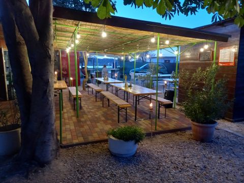 Eladó Üzlethelyiség 2481 Velence , a strandon, utcai kapcsolattal