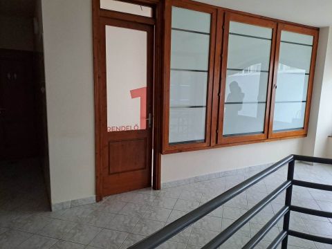 Kiadó Üzlethelyiség 7400 Kaposvár , Iroda a belvárosban