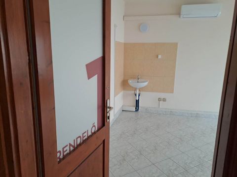 Kiadó Üzlethelyiség 7400 Kaposvár Iroda a belvárosban