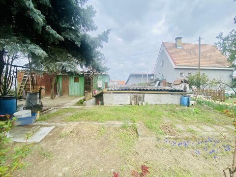 Eladó Telek 9011 Győr családi házak közt megbújva