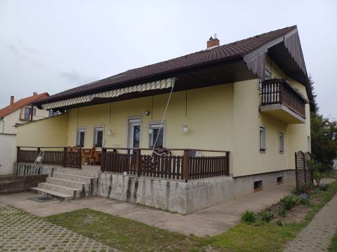 Eladó Ház 8000 Székesfehérvár , Székesfehérváron Maroshegyen eladó családi ház