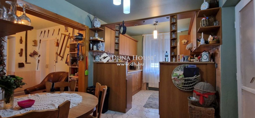 8095 Pákozd , Pákozd központjában — 1/28