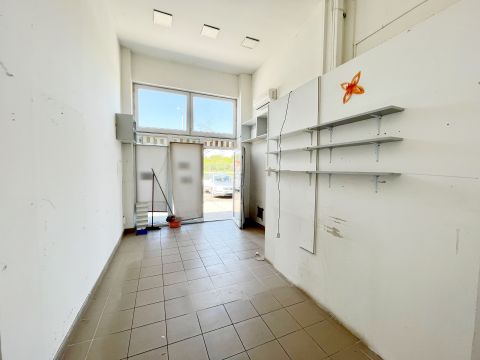 Kiadó Üzlethelyiség 7030 Paks , Volt konzervgyár