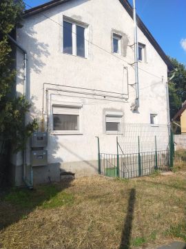 Eladó Ház 1194 Budapest 19. kerület Óváros csendes utcájában, valódi két generációs, két teljesen külön lakásra osztott, remek elrendezésű családi ház, saroktelken