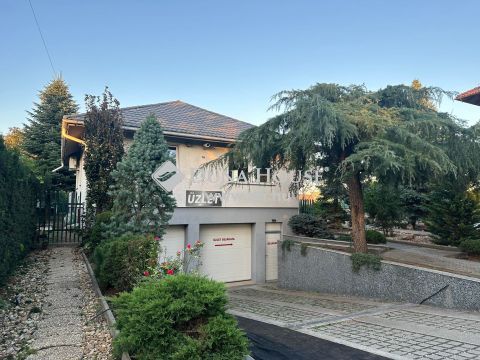Eladó Ház, Budapest 18. kerület - 18 kerületben egy kétgenerácios családi ház nagy üzlettel és tárolóval Eladó!!