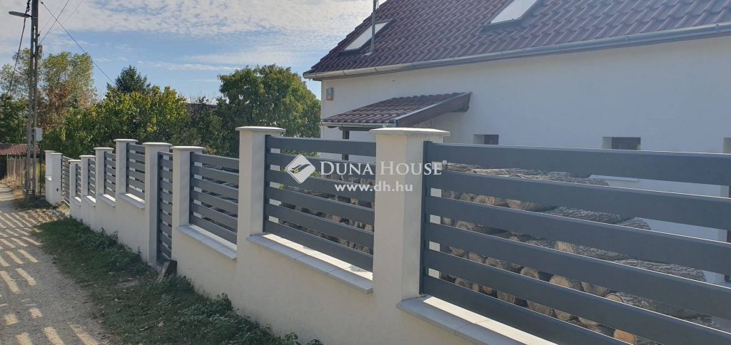 2000 Szentendre , Szarvashegyen csendes utcában — 1/32