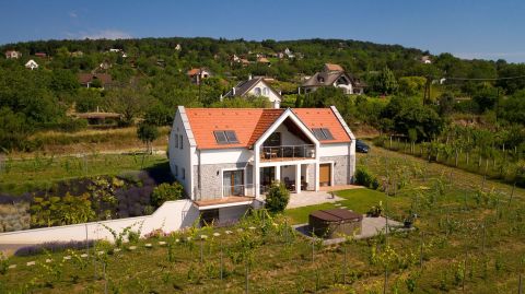 Eladó Vendéglátás 8229 Paloznak Balatoni panorámás, gyönyörű vendégház