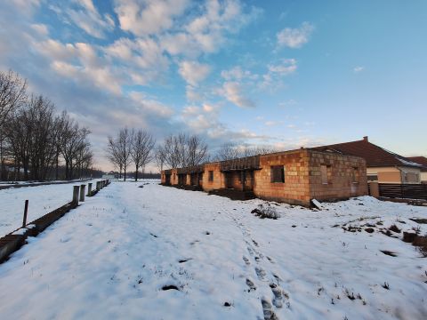 Eladó Telek 2212 Csévharaszt , Csévharaszton lakóövezeti telek 4 lakásos sorháznak, megkezdett épülettel