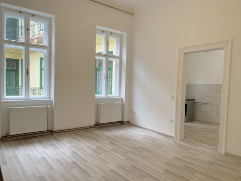Eladó Lakás 1055 Budapest 5. kerület , Szent István körúton , FELÚJÍTOTT, 2,5 szobás lakás