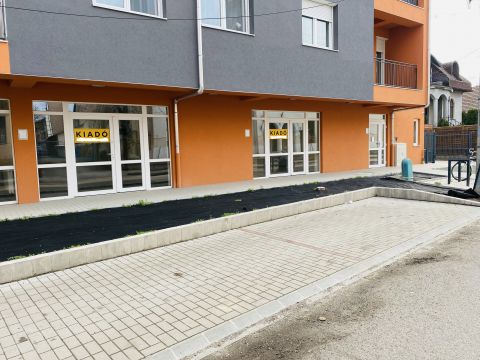 Kiadó Üzlethelyiség 2760 Nagykáta , Központban újépítésű, utcafrontos üzlethelyiség kiadó, ügyfél parkolóval!