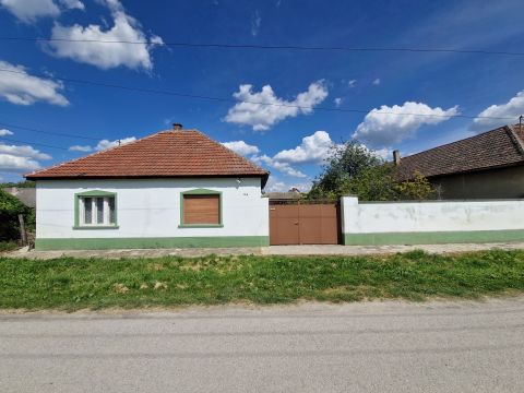 Eladó Ház 6512 Szeremle , Központhoz és Sugovicához közel, csendes helyen