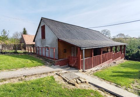 Eladó Ház 8840 Csurgó , Csurgó főutcáján 3 lakrészból álló ingatlan eladó kiváló áron! 