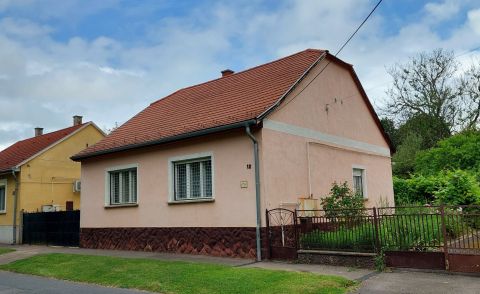 Eladó Ház 7400 Kaposvár , *** Kisgáti városrészben, a Blaha Lujza utcában, 110 Nm-es, nappali + 3 szobás családi ház 