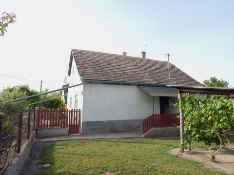 Eladó Ház 8135 Dég Balatontól 30 km-re, 70 m2-es, kétszobás családi ház eladó Dégen