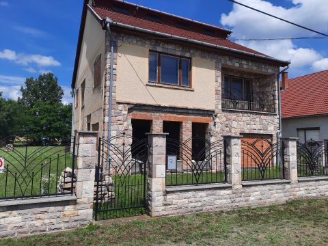 Eladó Ház 6133 Jászszentlászló Emeletes téglaház nappali+ 5 szobával