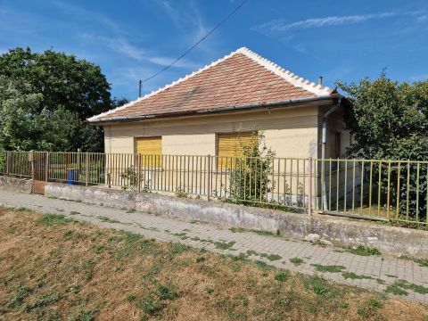 Eladó Ház 2214 Pánd , Pándon eladó összkomfortos, 3 szobás, 69 m2-es családi ház, 860 m2-es szép, zöld telken