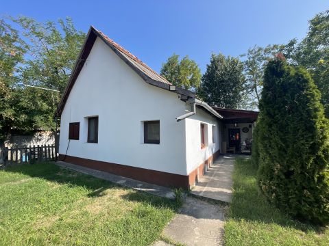 Eladó Ház 6076 Ágasegyháza , 1,5 hektáros terület 2 tanyával, akácerdővel