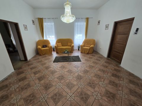 Eladó Ház 8130 Enying , KÖZPONTBAN, 2 GENERÁCÓNAK IS ALKAMAS HÁZ