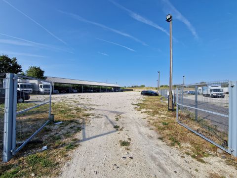 Kiadó Ipari 6000 Kecskemét Kiadó 4000nm murvás, bekerített parkoló ipari környezetben. 