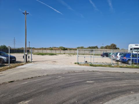Kiadó Ipari 6000 Kecskemét , Kiadó 4000nm murvás, bekerített parkoló ipari környezetben. 
