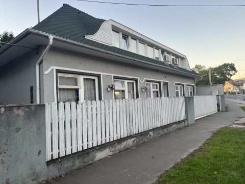 Eladó Irodaépület 2051 Biatorbágy , Biai tavak mellett