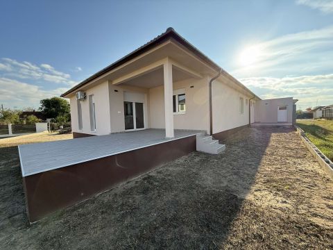 Eladó Ház 6000 Kecskemét , BEFEKTETŐKNEK - HOSSZÚTÁVRA BÉRBEADOTT, ÚJ ÉPÍTÉSŰ, 96 m2-es CSALÁDI HÁZ + GARÁZS + TERASZ