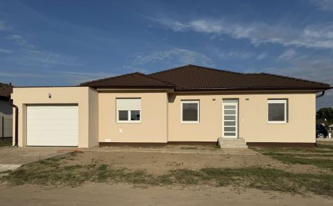 Eladó Ház 6000 Kecskemét ,  BEFEKTETŐKNEK - HOSSZÚTÁVRA BÉRBEADOTT, ÚJ ÉPÍTÉSŰ, 92 m2-es CSALÁDI HÁZ + GARÁZS + TERASZ