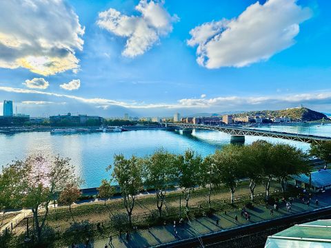 Eladó Lakás 1093 Budapest 9. kerület , Dunára néző panorámával 3 szoba + nappalis, napfényes lakás