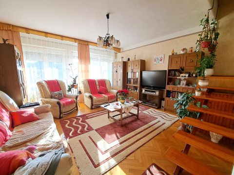 Eladó Ház 1171 Budapest 17. kerület , nagy kerttel, jó közlekedéssel áron alul eladó! 