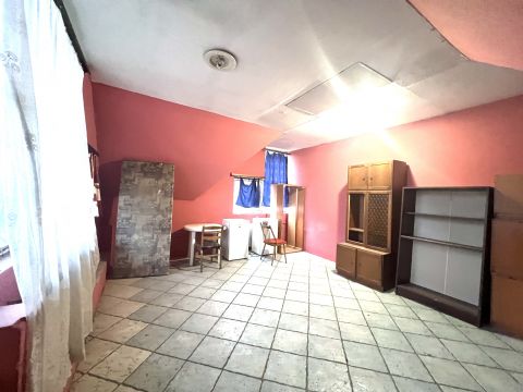 Eladó Üzlethelyiség 1173 Budapest 17. kerület , Pesti úton 130 nm-es, belső 2 szintes üzlethelyiség, irodának, vagy akár lakhatásra is