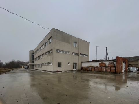 Eladó Intézmény 2800 Tatabánya , Tatabánya családi házas övezetének közelében