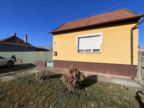 Eladó Ház 6237 Kecel , Eladó Kecelen, a Petőfi Sándor utcában, egy 60 nm-es családi