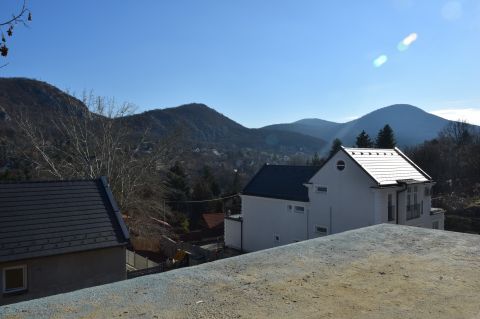Eladó Ház 2014 Csobánka gyönyörű panorámával szerkezetkész ikerházfél
