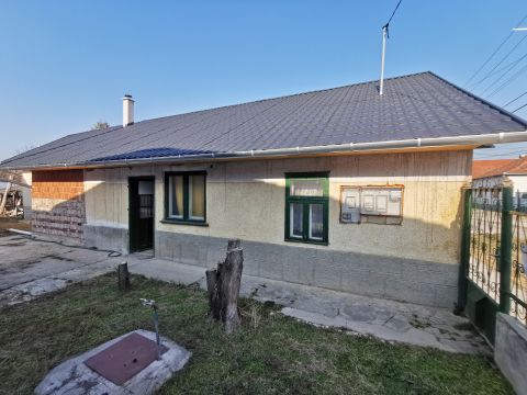 Eladó Ház 6065 Lakitelek , ELKEZDETT FELÚJÍTÁS
