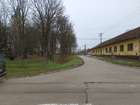 Eladó Telek 5052 Újszász Újszász központban Szent István téren 920nm-es telek eladó