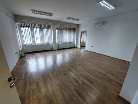 Kiadó Iroda 9400 Sopron , Kiadó185m2-es iroda/üzlethelyiség Sopronban az Ipar körúton