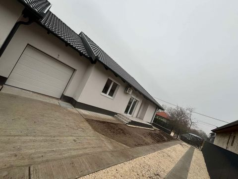 Eladó Ház 2200 Monor , Monor csendes nyugodt részén