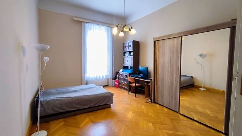 Eladó Lakás 1062 Budapest 6. kerület , Andrássyra néző ablak, nagy belmagasság, kis lakóközösség