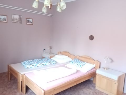 Eladó Ház 7275 Igal ELADÓ Igal Gyógyfürdőtől 100 m-re, egy 5 szobás családi ház!