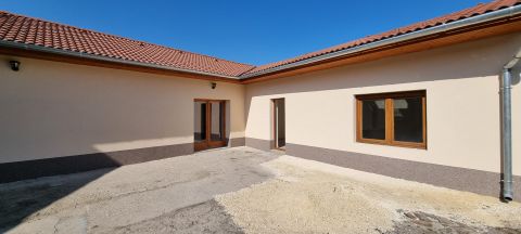 Eladó Ház 2750 Nagykőrös Nagykőrös központjában csendes utcában felújított ház eladó!