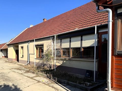 Eladó Ház 2310 Szigetszentmiklós M0 közelében 2 generációnak, vállalkozása üzemeltetésére is.