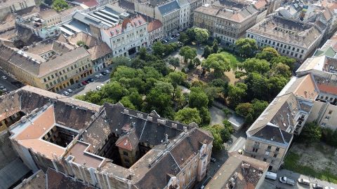 Eladó Üzlethelyiség 1072 Budapest 7. kerület GOZSDU udvartól egy sarokra, a KLAUZÁL téren !