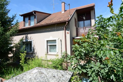 Eladó Ház 6000 Kecskemét , Hunyadivárosban, a Béke fasoron eladó 2 lakásos családi ház 