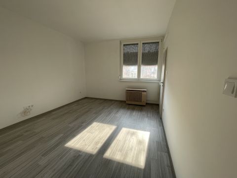 Eladó Lakás 6000 Kecskemét Felújított kis lakás a belvároshoz közel