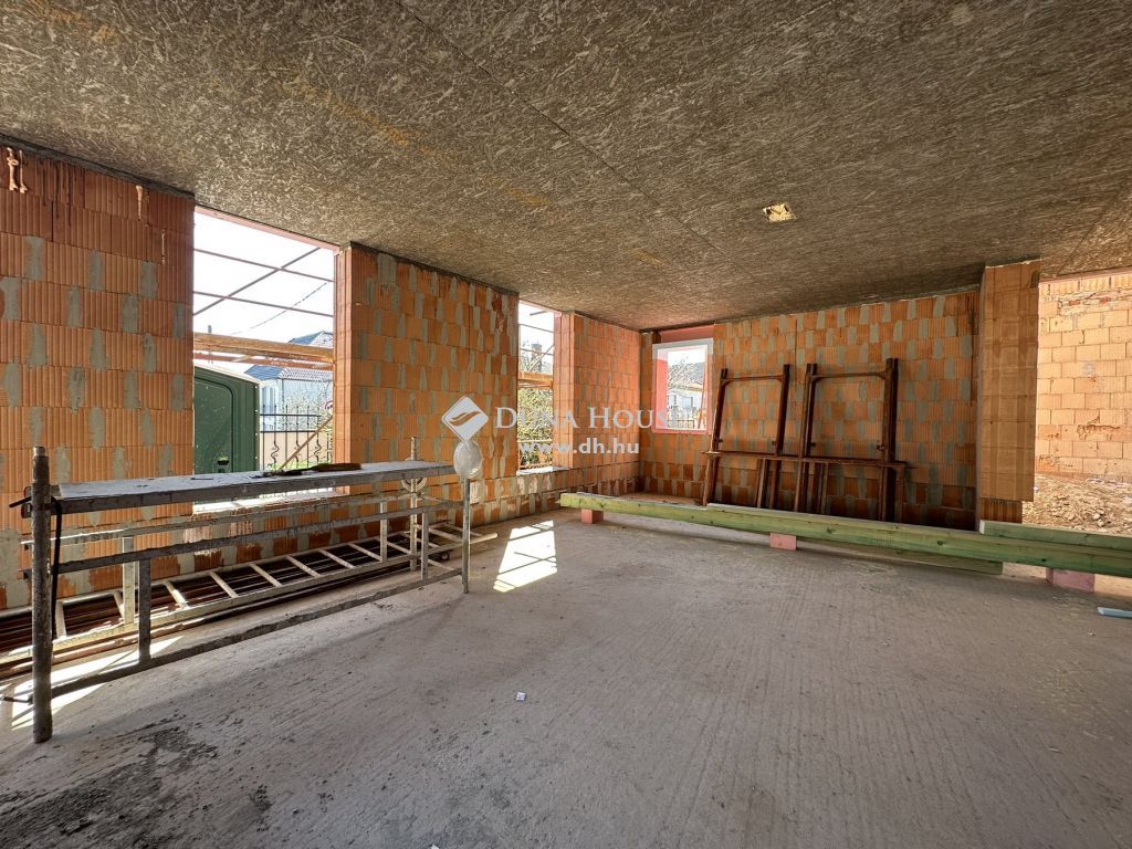 7624 Pécs , Egyetemváros — 1/12
